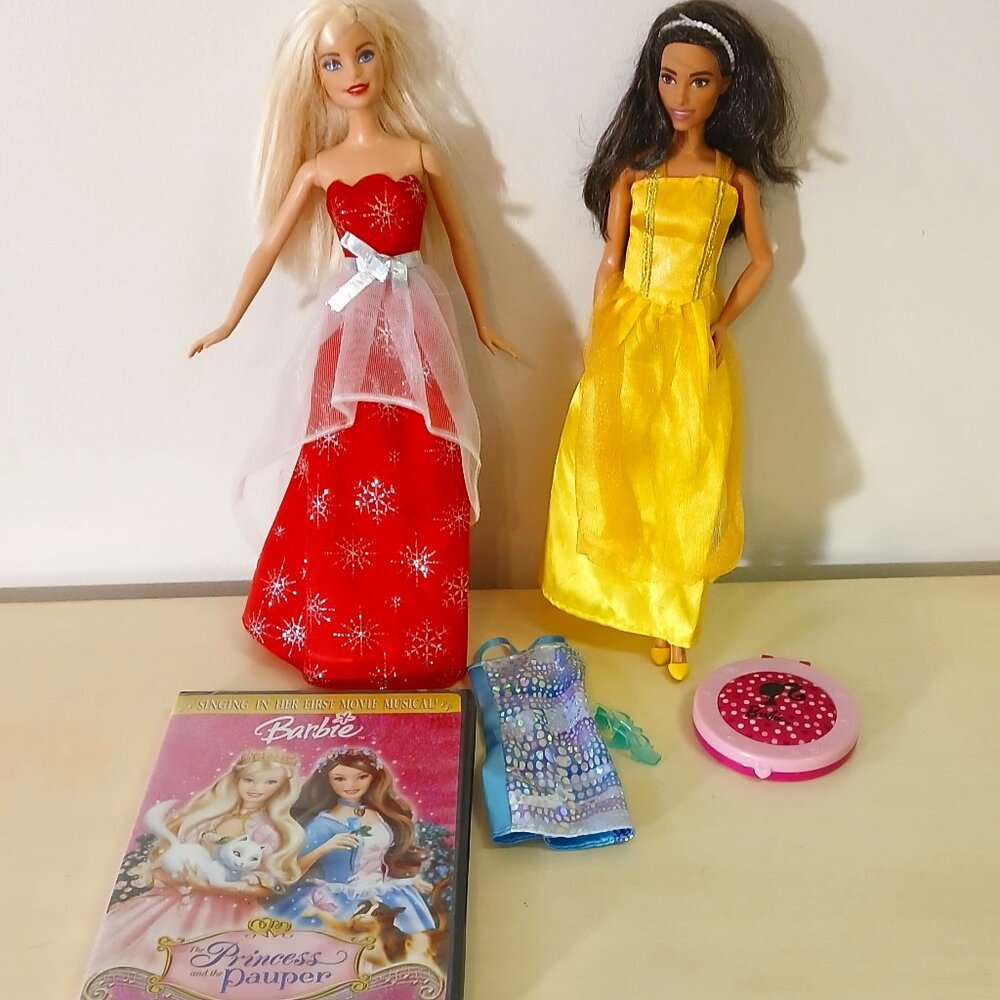 Set of 2 Barbies with extra dress, shoes, compact and Barbie DVD